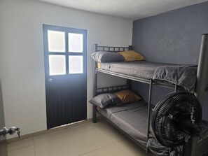 Silitysrauta/-lauta, Wi-Fi, vuodevaatteet