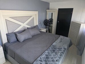 Een strijkplank/strijkijzer, wifi, beddengoed