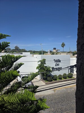 Parkeerplaatsen op het terrein