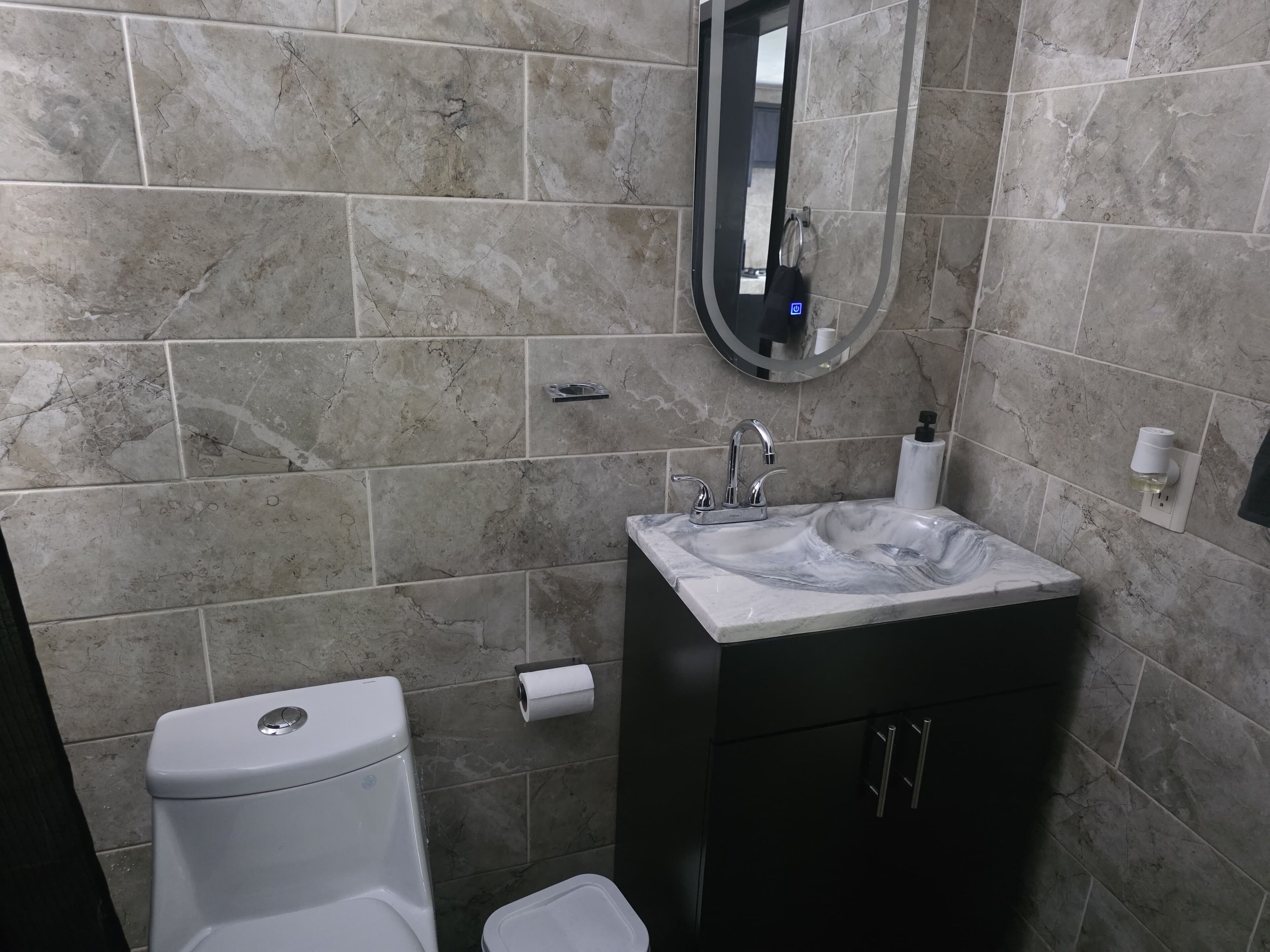 Suihku, pyyhkeet, saippua, vessapaperi