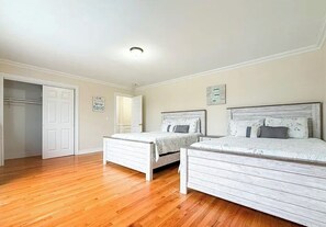 7 bedrooms, iron/ironing board, internet
