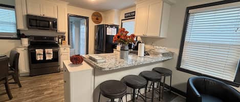 Mikrobølgeovn, ovn, kokeplater og oppvaskmaskin