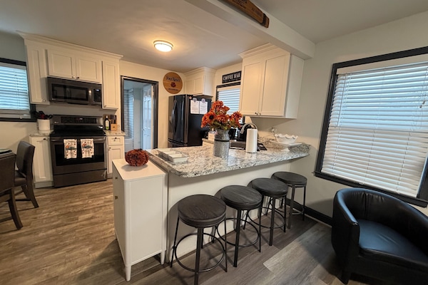 Een microgolfoven, een oven, een kookplaat, een vaatwasser