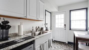 Een magnetron, een oven, een kookplaat, een vaatwasser