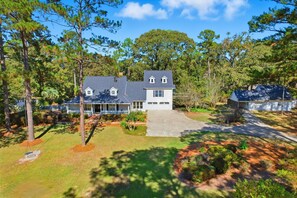 Exterior - Pool, 8 bedrooms, lakefront, updated kitchen (Hattiesburg)