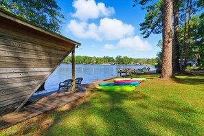 Property grounds - Pool, 8 bedrooms, lakefront, updated kitchen (Hattiesburg)