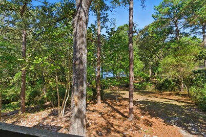 Pool, 8 bedrooms, lakefront, updated kitchen