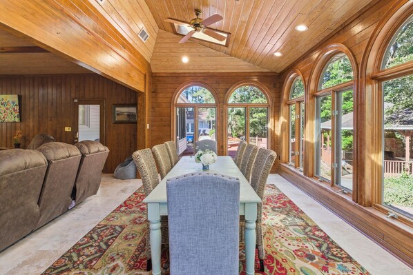 Dining - Pool, 8 bedrooms, lakefront, updated kitchen (Hattiesburg)