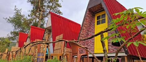 Romantic Cabin, Patio, Mountain View | Peralatan tempat tidur premium, Wi-fi percuma, cadar katil