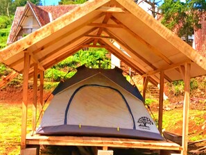 Tienda de campaña junior, patio, vista a la montaña | Ropa de cama de alta calidad, wifi gratis y ropa de cama 