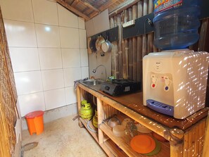 Bungalow junior, patio, vista a la montaña | Cocina privada | Arrocera, utensilios de cocina y toallas de papel