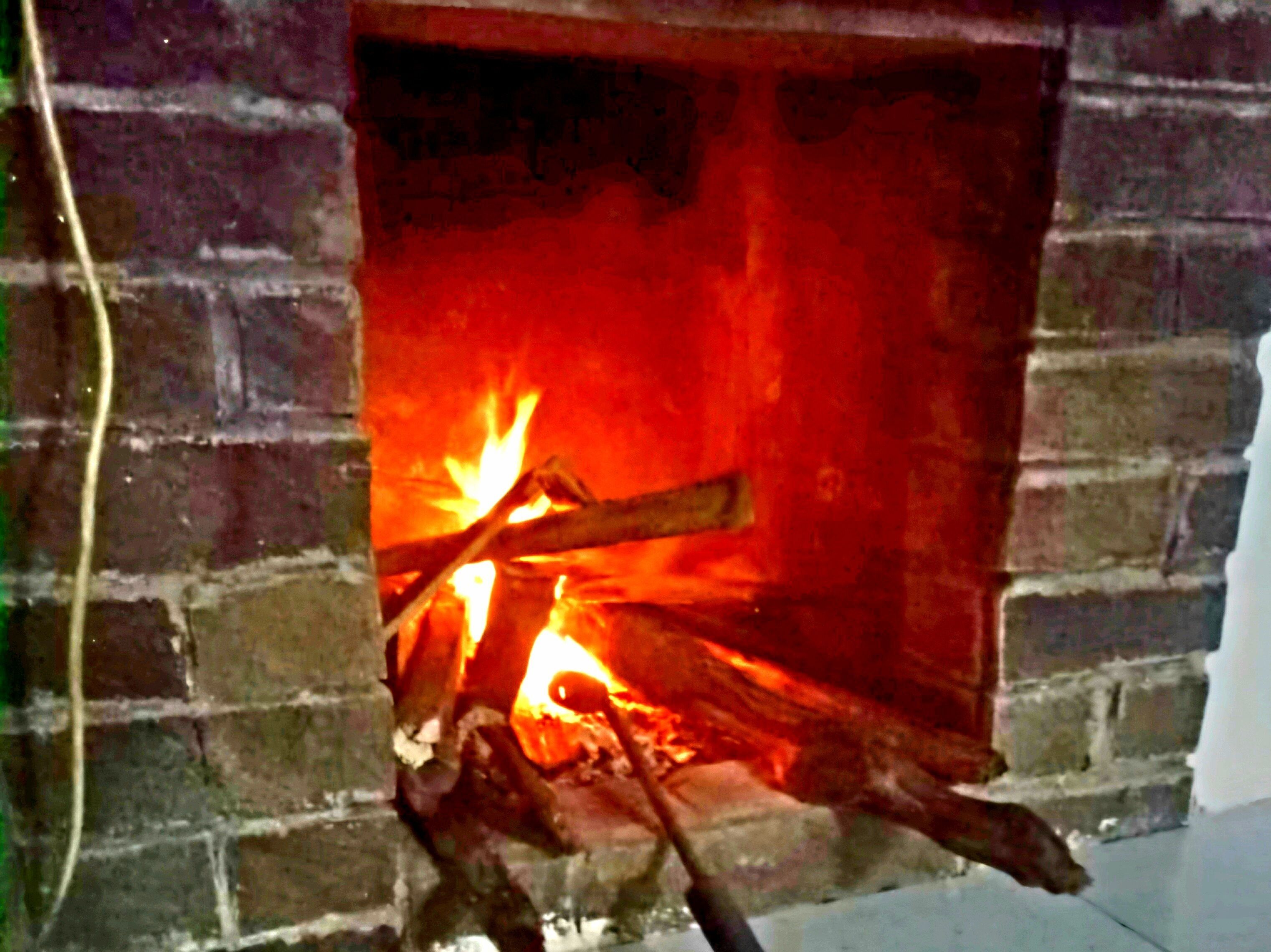 Ein Kamin mit brennenden Holzscheiten.