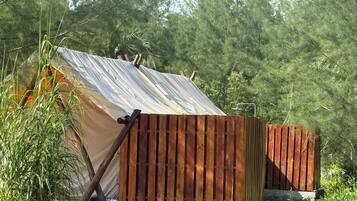 Luksustelttamajoitus, vuoristonäköala | Tallelokero huoneessa, pimennysverhot, silitysrauta/-lauta