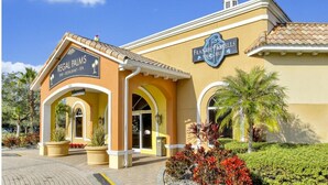 Un hotel chiamato Regal Palms con un'insegna che indica la presenza di un ristorante, una spa e un centro fitness.