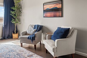 Smart TV, fireplace, table football - Spacious 3BR Home Sleeps 10 with Firepit & Game Rm (Pueblo West)