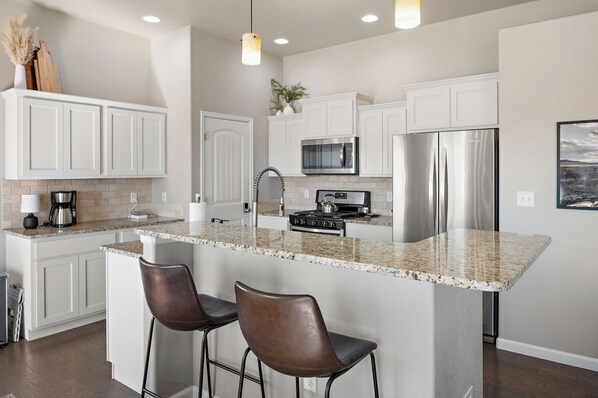 Refrigerador, microondas, horno y parrilla de estufa