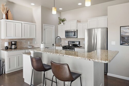 Spacious 3BR Home Sleeps 10 with Firepit & Game Rm