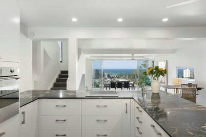 Oceanviews Villa - Pet-friendly, 3-Storey Home with Panoramic Ocean Views!