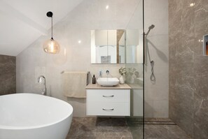 Dusche, Handtücher, Seife, Toilettenpapier