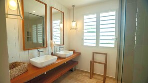 SĂšche-cheveux, serviettes fournies