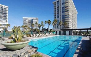 Utendørsbasseng og et oppvarmet basseng