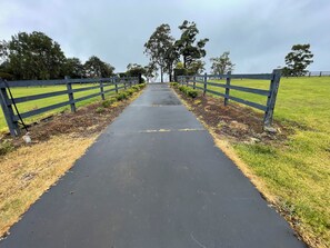 Property grounds - Country private estate overlooking panoramic views,Pet friendly . Resort pool (Kenthurst)