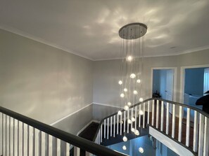 Una escala amb un llum modern penjant del sostre.
