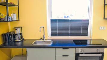 Refrigerador, horno y utensilios de cocina