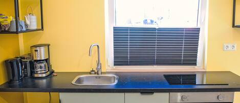 Kühlschrank, Ofen, Kochgeschirr/Geschirr/Besteck