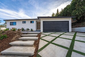 Exterior - Light-Filled Modern Escape Home with Free Parking (Los Angeles)