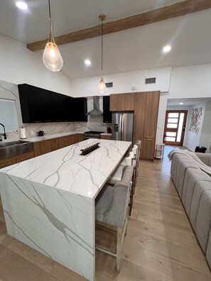 Fridge, microwave, oven, stovetop - Light-Filled Modern Escape Home with Free Parking (Los Angeles)