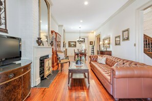 Living area - Gilded Iron and Oak (Savannah)
