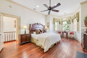 3 bedrooms, iron/ironing board, WiFi, bed sheets - Gilded Iron and Oak (Savannah)