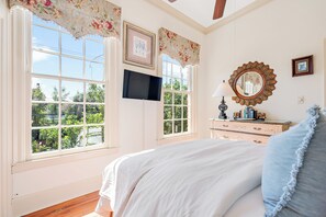 3 bedrooms, iron/ironing board, WiFi, bed sheets - Gilded Iron and Oak (Savannah)