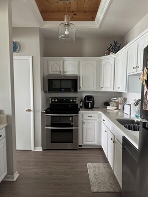 Microondas, horno, parrilla de estufa y lavavajillas 