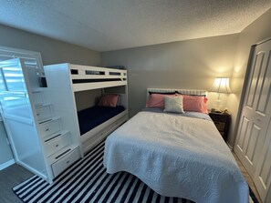 3 bedrooms, iron/ironing board, WiFi, bed sheets - Charming 3-bedroom condo in Sawgrass near ocean (Sawgrass)