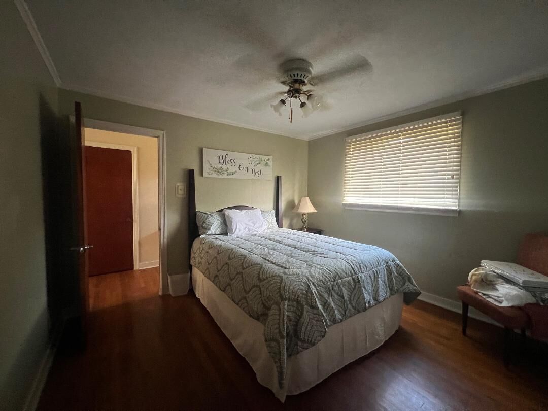 4 bedrooms, iron/ironing board, internet, bed sheets