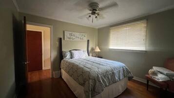 4 bedrooms, iron/ironing board, internet, bed sheets