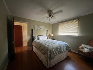 4 bedrooms, iron/ironing board, internet, bed sheets