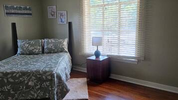 4 bedrooms, iron/ironing board, internet, bed sheets