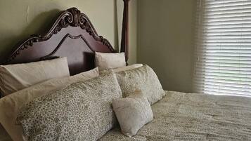 4 bedrooms, iron/ironing board, internet, bed sheets