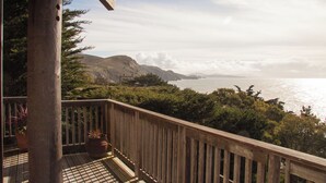 Property grounds - Muir Beach's Haiku House with Dramatic Ocean Views and Easy Beach Access (Muir Beach)