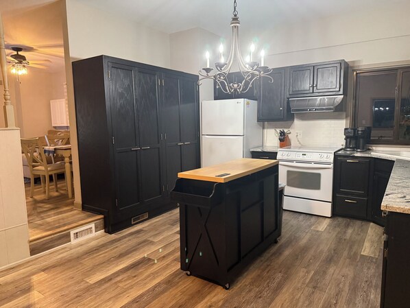 Microondas, horno, parrilla de estufa y lavavajillas 