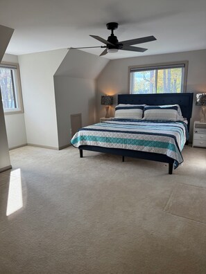 3 bedrooms, desk, WiFi, bed sheets - Lakeside 3 bedroom retreat with game room, hot tub and kayaks (Commerce township)