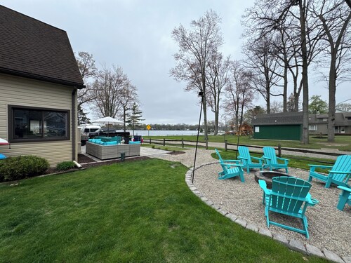 Lakeside 3 bedroom retreat with game room, hot tub and kayaks
