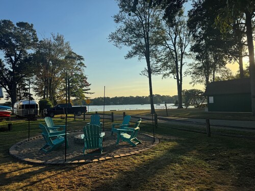 Lakeside 3 bedroom retreat with game room, hot tub and kayaks