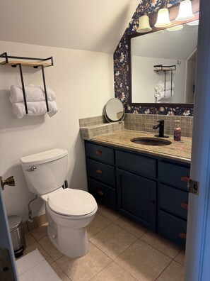 Doccia, asciugacapelli, asciugamani, sapone