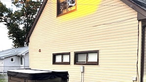 Un edificio amarillo con garaje y jacuzzi.