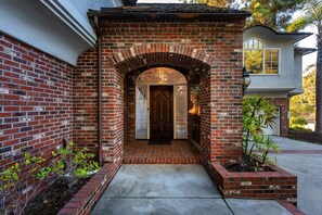 Exterior detail - Helix castle Luxury Getaway | Game Room | Hot Tubs (La Mesa)