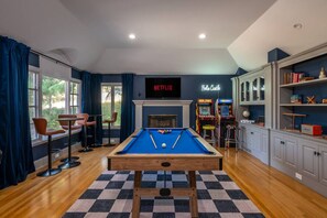 Games room - Helix castle Luxury Getaway | Game Room | Hot Tubs (La Mesa)